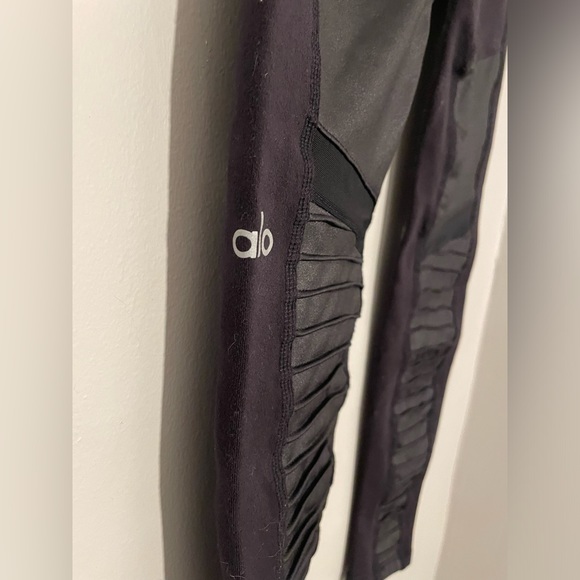 ALO Yoga black leggings size extra small leggings in great condition - Picture 2 of 6